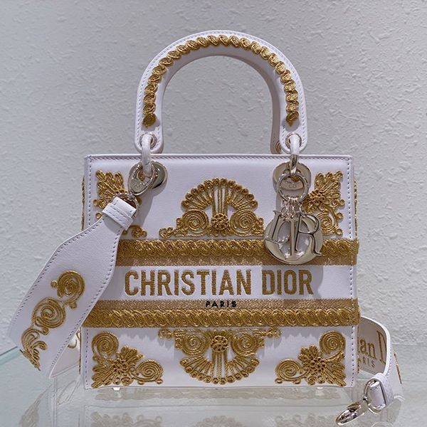 Love at first sight? Lady Dior replica LADYD-LITE gold logo medium dev07892 Love at first sight? Lady Dior replica LADYD-LITE gold logo medium dev07892