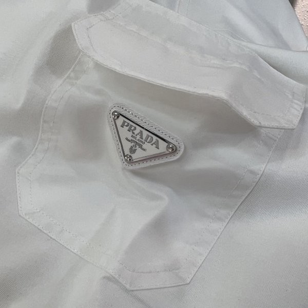 Attention-grabbing! Replica Prada logo T-shirt with pocket and short sleeves puw06805