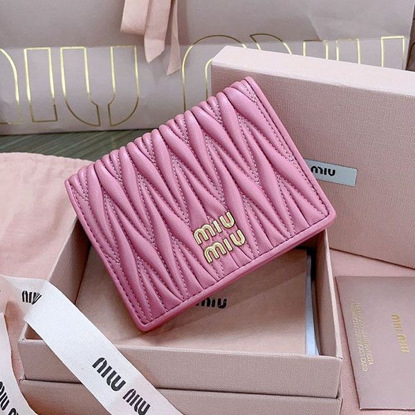 Lovely Miu Miu matelassé leather bi-fold wallet myt94522