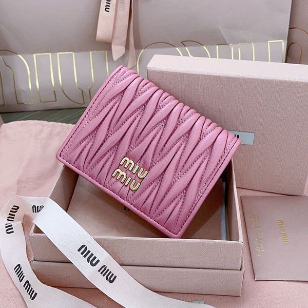 Lovely Miu Miu matelassé leather bi-fold wallet myt94522