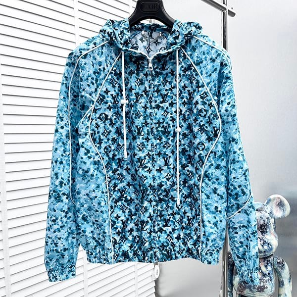 Eye-catching color Louis Vuitton replica nylon windbreaker 1ABJ4V Eye-catching color Louis Vuitton replica nylon windbreaker 1ABJ4V