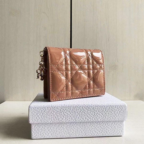 Love at first sight? Lady Dior replica mini wallet patent calfskin bi-fold S0178OVRB_M49P Love at first sight? Lady Dior replica mini wallet patent calfskin bi-fold S0178OVRB_M49P