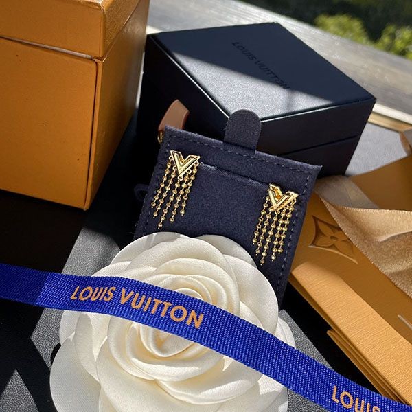 Louis Vuitton Boucl Essential V Skin Replica vuk45580 Sold Out