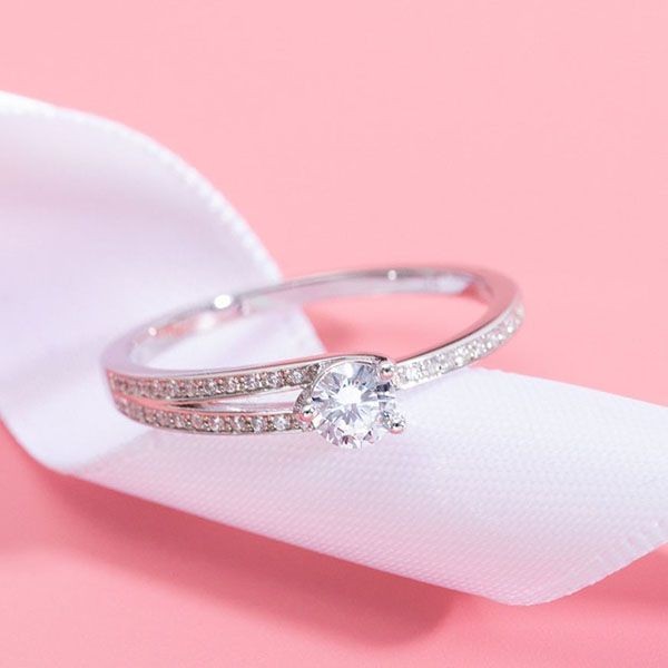 Love at first sight? Harry Winston fake diamond ring ins26049