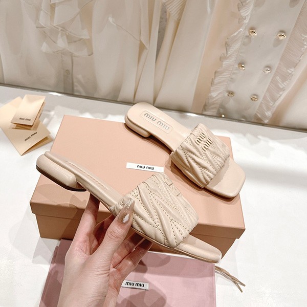 The very popular matelassé? [Miu Miu copy] Flat sandals with logo mya05140