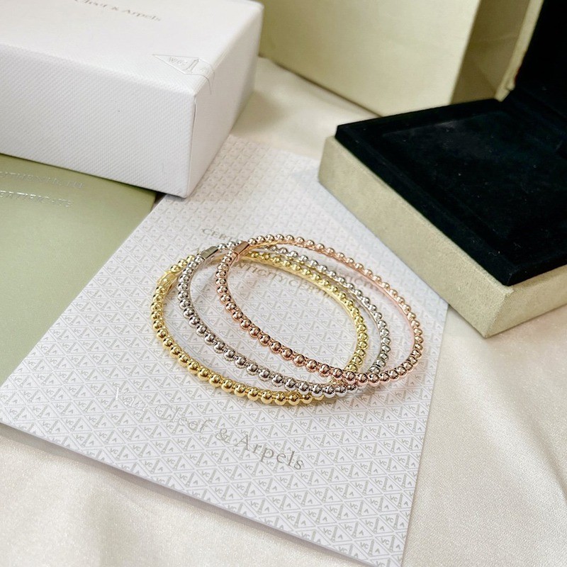 Eye-catching colors Van Cleef & Arpels Perlée Gold Pearl Bracelet Replica VCARO7A800