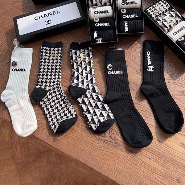 Secured 5 pairs of fake Chanel socks in box SHV29600 Secured 5 pairs of fake Chanel socks in box SHV29600