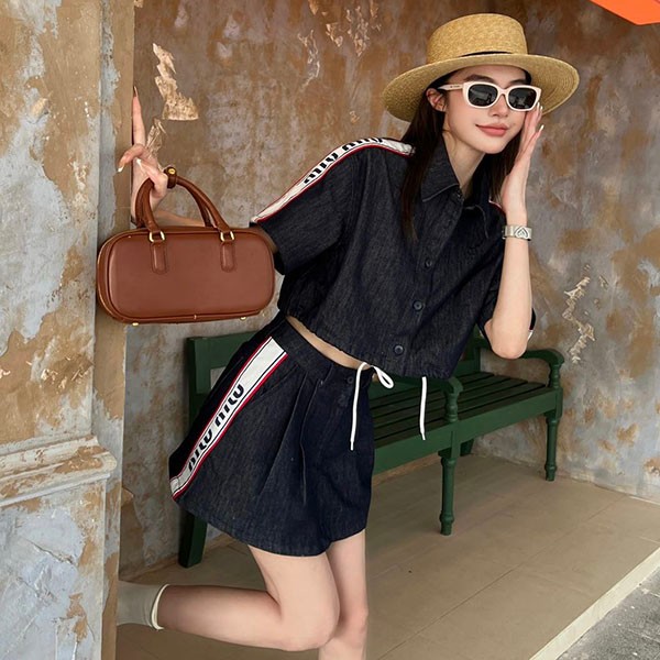 Chaewon wears Miu Miu denim blouson jacket and mini skirt, fake myo89376 Chaewon wears Miu Miu denim blouson jacket and mini skirt, fake myo89376