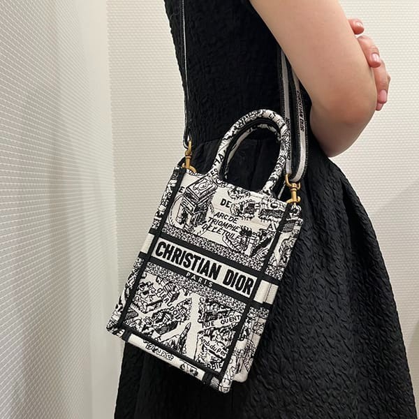 Very popular: Dior replica BOOK TOTE mini phone bag ded66799 Very popular: Dior replica BOOK TOTE mini phone bag ded66799