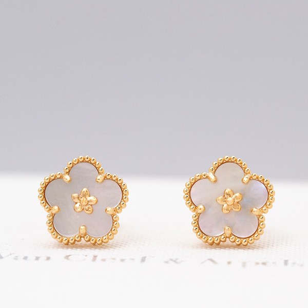 Rare [Domestic] Van Cleef & Arpels Lucky Spring Earrings Plum Blossom vaa45885