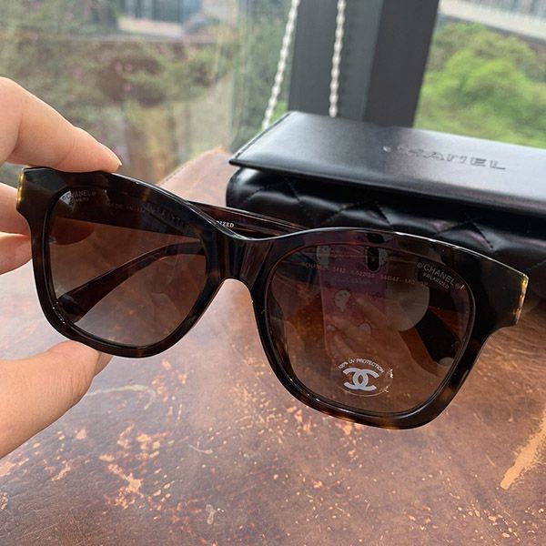 Love at first sight? Chanel PHARRELL logo sunglasses replica sht37773