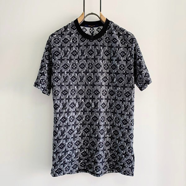 ☆This one really stands out☆ Louis Vuitton T-shirt replica Monogram 1AAGM7 ☆This one really stands out☆ Louis Vuitton T-shirt replica Monogram 1AAGM7