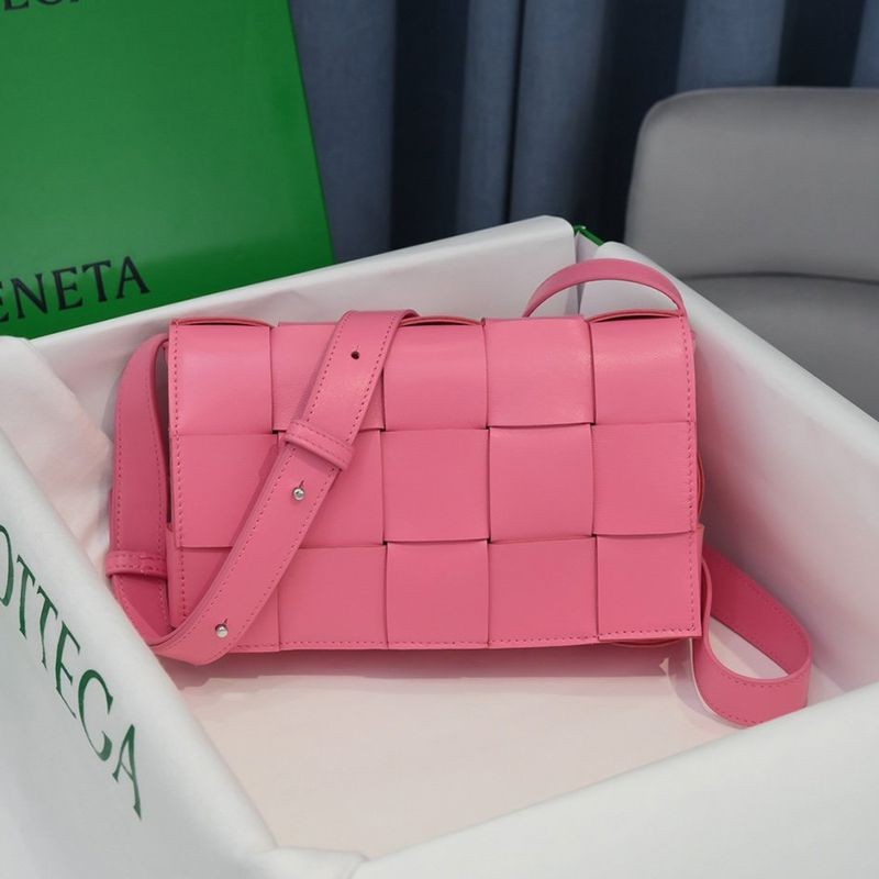 The hot topic! Bottega Veneta Cassette Replica Crossbody Bag bom18046 The hot topic! Bottega Veneta Cassette Replica Crossbody Bag bom18046