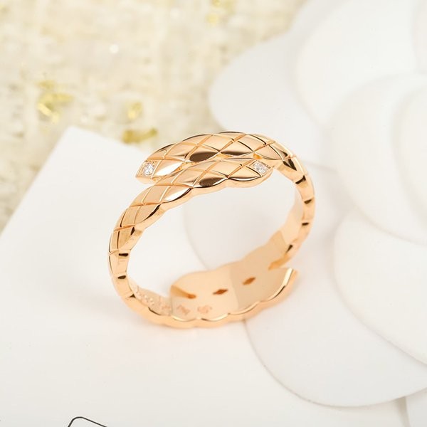 A fierce battle to get the popular Chanel replica Coco Crush collection ring shh08120