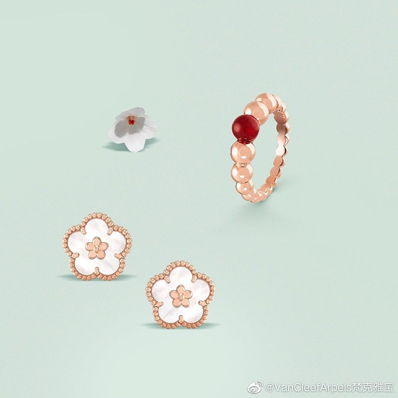 Free shipping Van Cleef & Arpels Replica Lucky Spring Earrings Plum Blossom VCARP7RU00