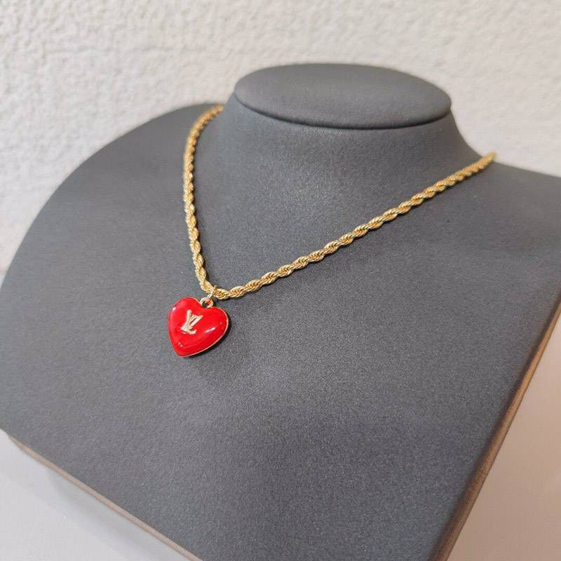 Eye-catching color Louis Vuitton heart-shaped fake necklace vue65820