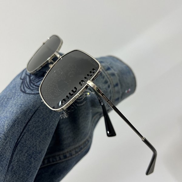 <The latest and must-have> Miu Miu sunglasses replica mye37776