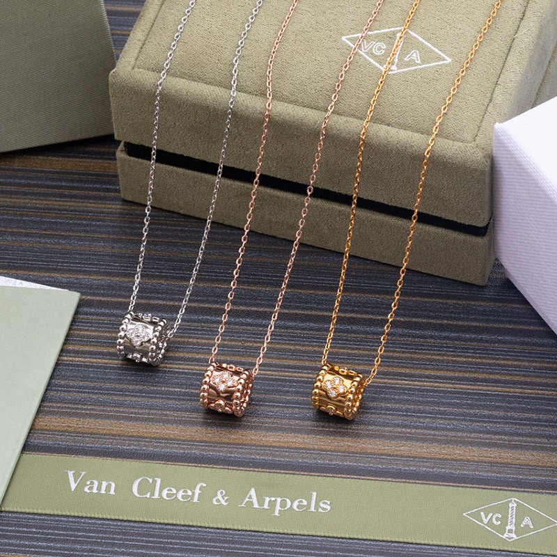 The hot topic! Van Cleef & Arpels Replica Perlée Clover Pendant VAC42658