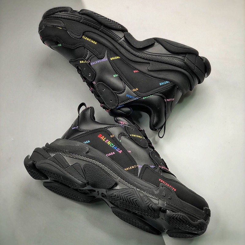 Love at first sight? Fake Balenciaga Triple S sneakers bav29517 Love at first sight? Fake Balenciaga Triple S sneakers bav29517