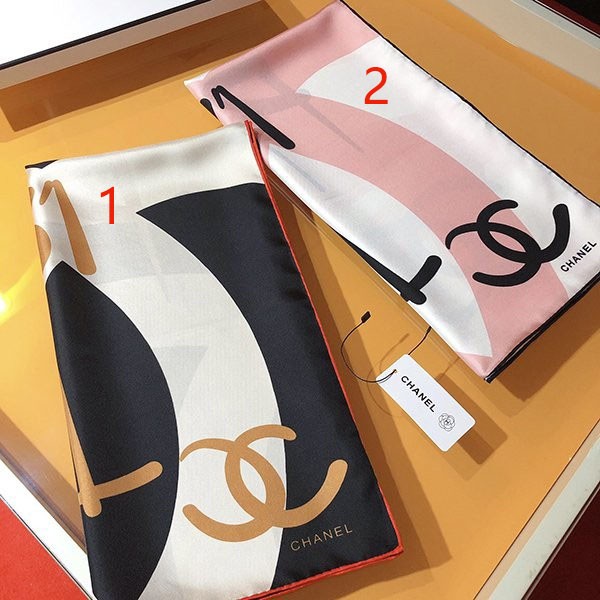 A battle to get the Chanel silk scarf replica, available in two colors shf37234 A battle to get the Chanel silk scarf replica, available in two colors shf37234