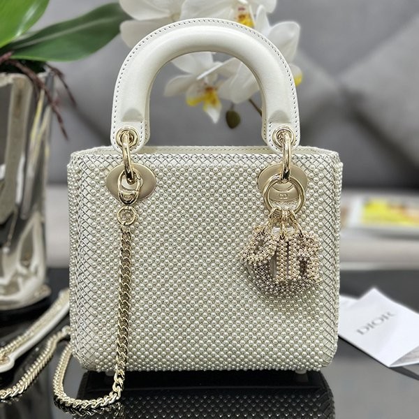 A battle for the right? Lady Dior replica pearl embroidered handbag M0505