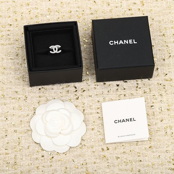 Popular with many celebrities, the Chanel CC ring is a fake and very popular item shr73661