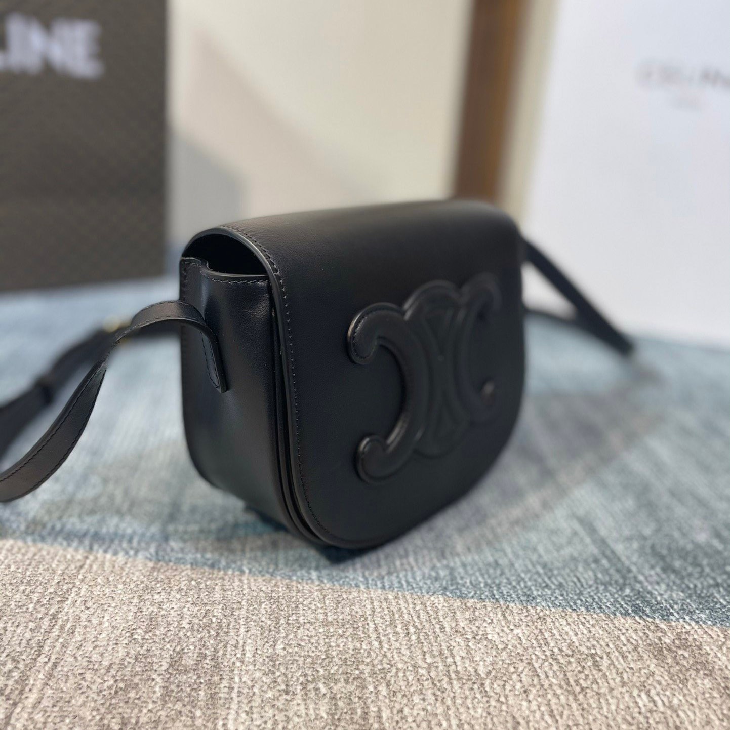 Sure to sell out: Celine replica Folco Cuir Triomphe shoulder bag 198263DU3