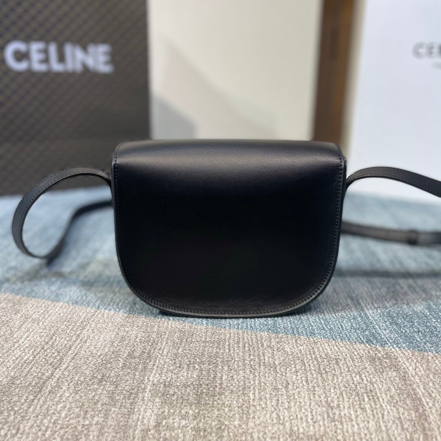Sure to sell out: Celine replica Folco Cuir Triomphe shoulder bag 198263DU3