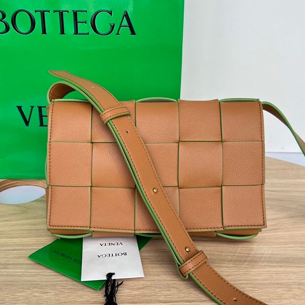Free shipping Bottega Veneta Cassette Shoulder Bag Replica boi52616 Free shipping Bottega Veneta Cassette Shoulder Bag Replica boi52616