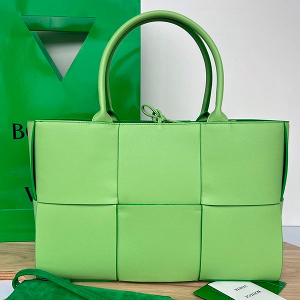 Immediate delivery Bottega Veneta Medium Arco Tote Bag Replica boj12427