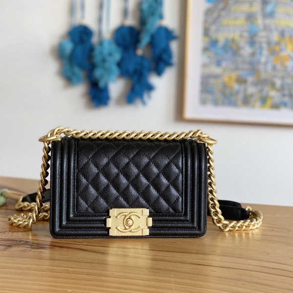 Eye-catching color Chanel replica Boy Chanel shoulder bag shb25505 Eye-catching color Chanel replica Boy Chanel shoulder bag shb25505
