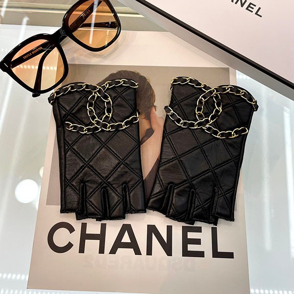 Extremely rare! Chanel logo leather fingerless gloves replica shw20434 Extremely rare! Chanel logo leather fingerless gloves replica shw20434
