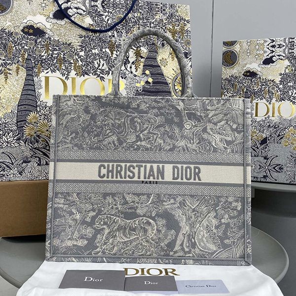 Eye-catching color Dior book tote replica medium bag dez76304 Eye-catching color Dior book tote replica medium bag dez76304