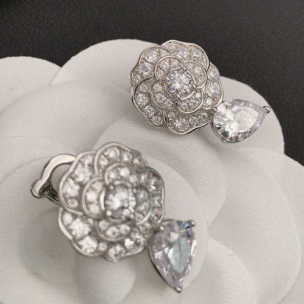 Not available in Japan Chanel White Gold Diamond Earrings Replica shq70548
