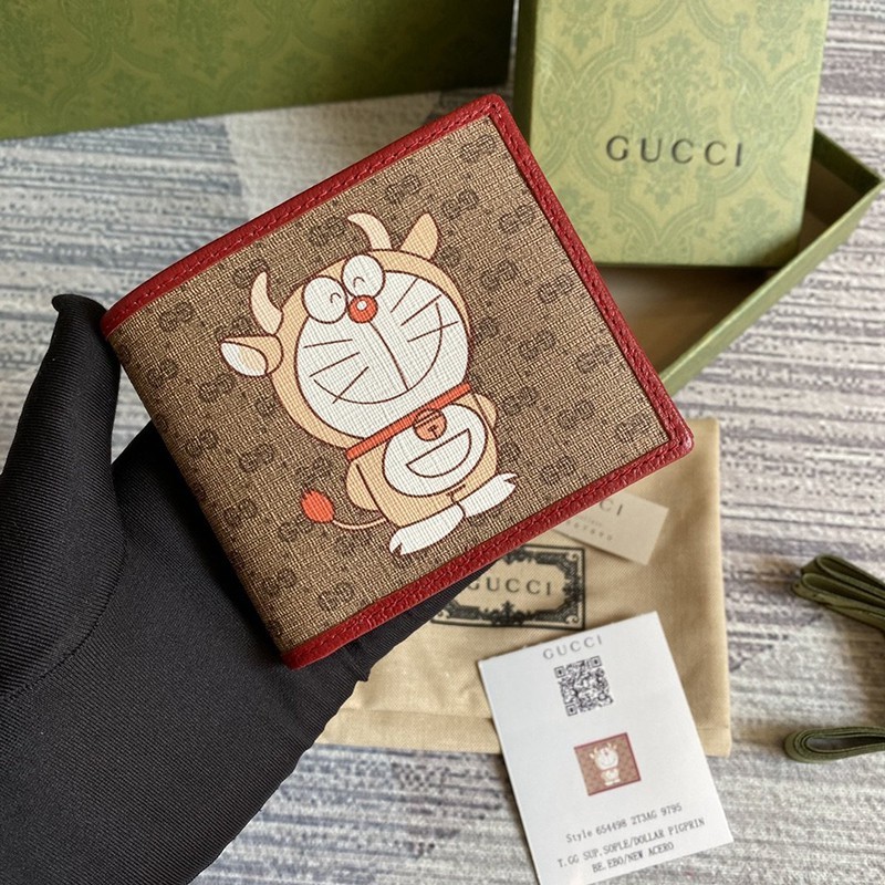 Very popular collaboration product Gucci Doraemon fake bi-fold wallet cow print 6544982T3AG 9795