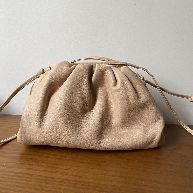 Competitive Bottega Veneta Mini The Pouch Replica Leather Mini Clutch Bag BOM07312 Competitive Bottega Veneta Mini The Pouch Replica Leather Mini Clutch Bag BOM07312