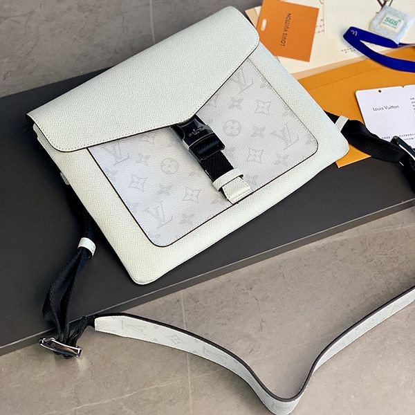 Very popular all over the world? Louis Vuitton Messenger Bag Fake Taiga Leather M30411