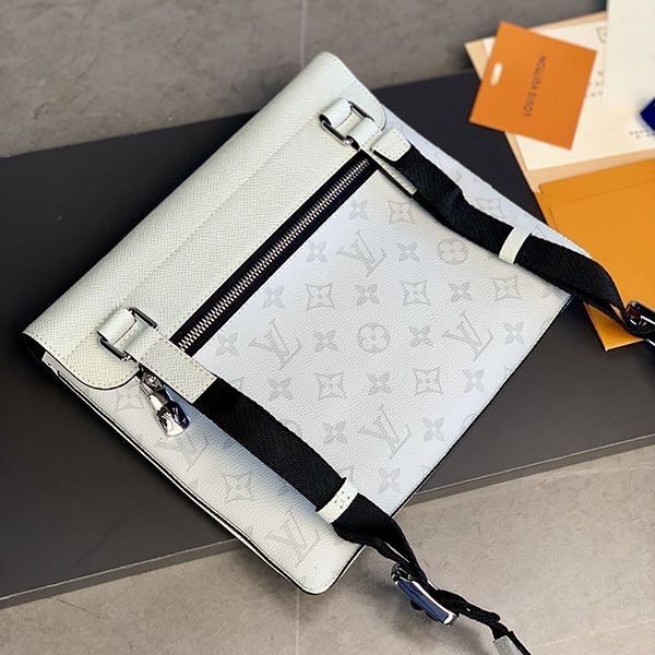 Very popular all over the world? Louis Vuitton Messenger Bag Fake Taiga Leather M30411