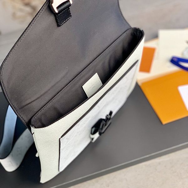 Very popular all over the world? Louis Vuitton Messenger Bag Fake Taiga Leather M30411