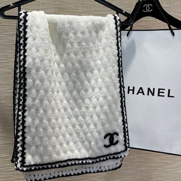 Popularity rising Chanel CC logo cashmere scarf replica white sht36838 Popularity rising Chanel CC logo cashmere scarf replica white sht36838