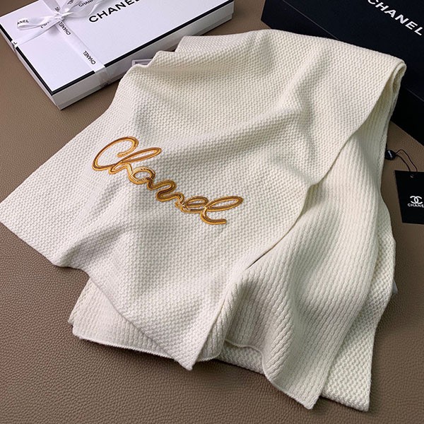 Love at first sight? Chanel scarf muffler replica shb67671 Love at first sight? Chanel scarf muffler replica shb67671