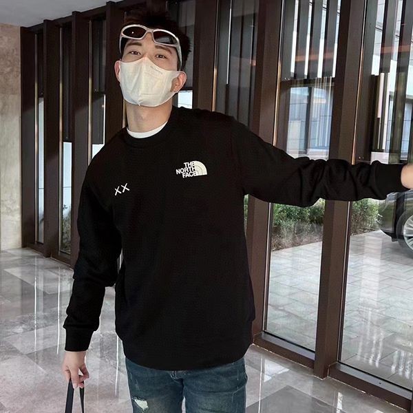 Very popular! KAWS x North Face collaboration long sleeve cotton sweatshirt in 2 colors Noj10113