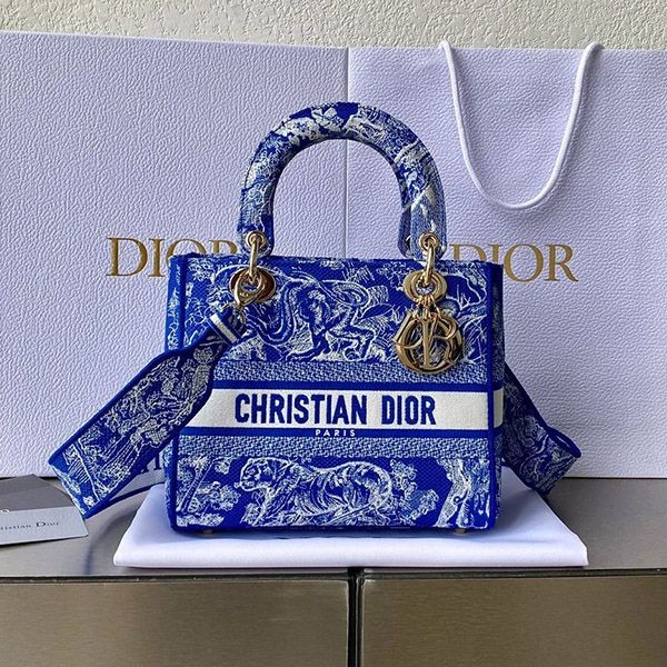 Love at first sight? Dior Lady D-Lite Replica Medium Bag M0565OROC_M808 Love at first sight? Dior Lady D-Lite Replica Medium Bag M0565OROC_M808