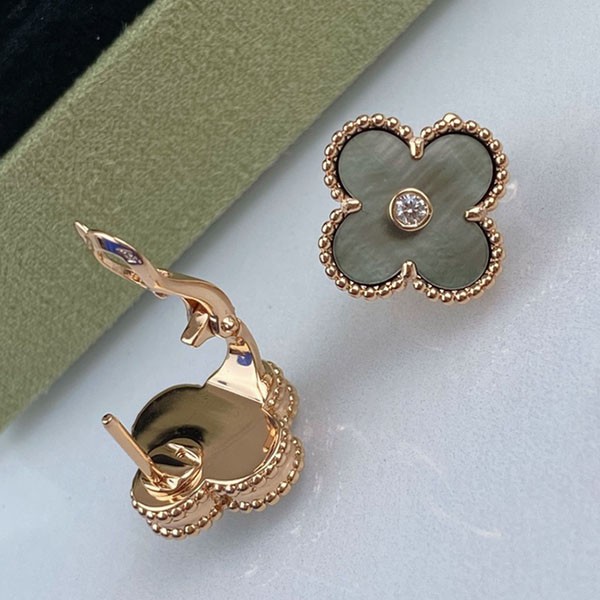 Van Cleef & Arpels Yellow Gold Earrings, Fake Earrings vaw25316, Very Popular Around the World?