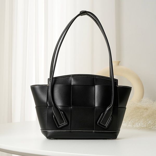 ★Popular in Japan! [Bottega Veneta fake] Arco leather top handle bag bof51819