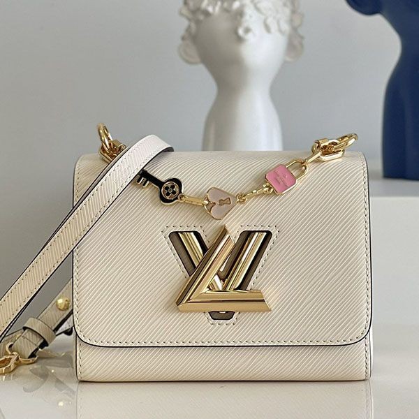 Love at first sight? Louis Vuitton shoulder bag replica vuw28646 Love at first sight? Louis Vuitton shoulder bag replica vuw28646