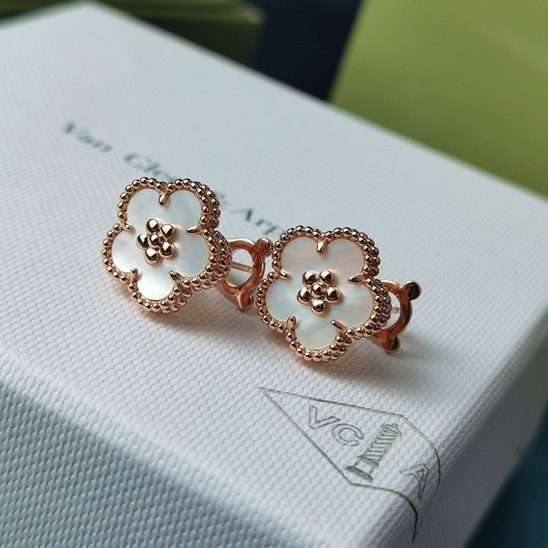 Sold out! Great gift: Van Cleef & Arpels Cosmos Earrings Replica vam94199