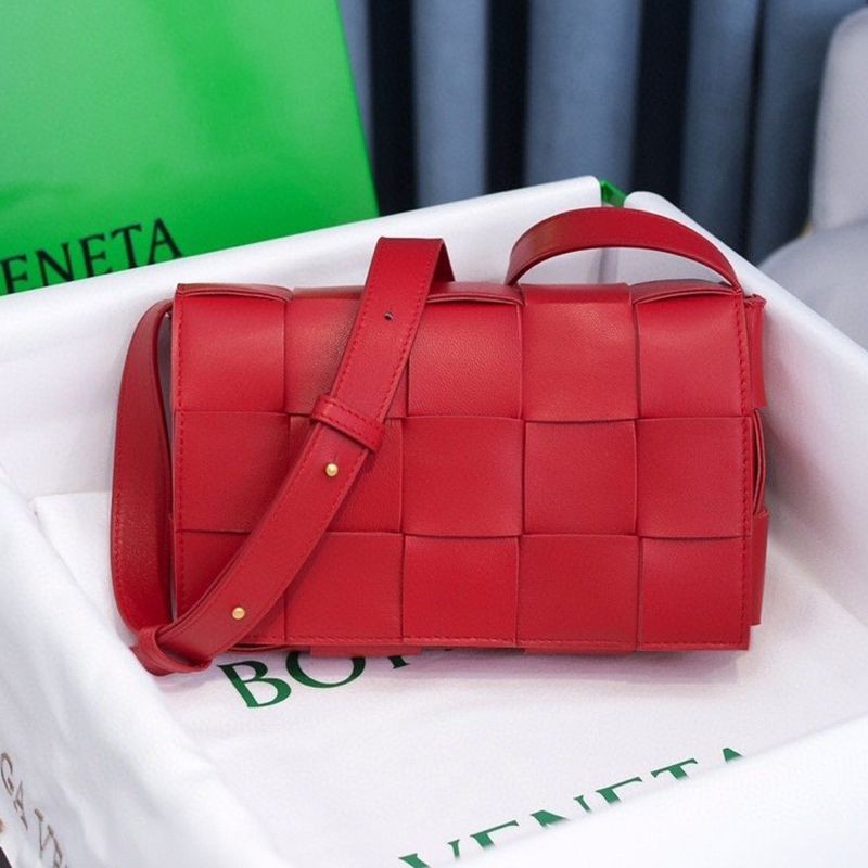 Eye-catching color Bottega Veneta replica Cassette crossbody bag boy93333