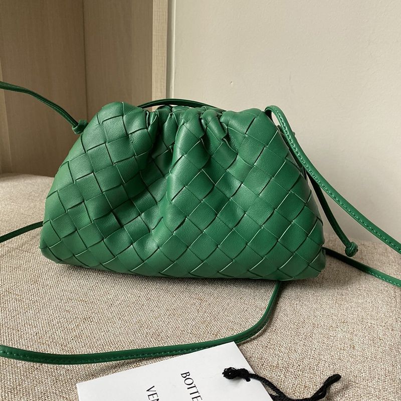Not available in Japan, fake Bottega Veneta Mini The Pouch leather mini clutch bag bob30738
