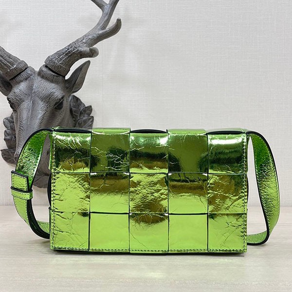 Love at first sight? Bottega Veneta Cassette Leather Crossbody Bag Replica bof35206